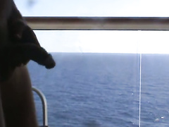 Chubby Frau auf Kreuzfahrtschiff Absaugen einen abgestürzten Passagier